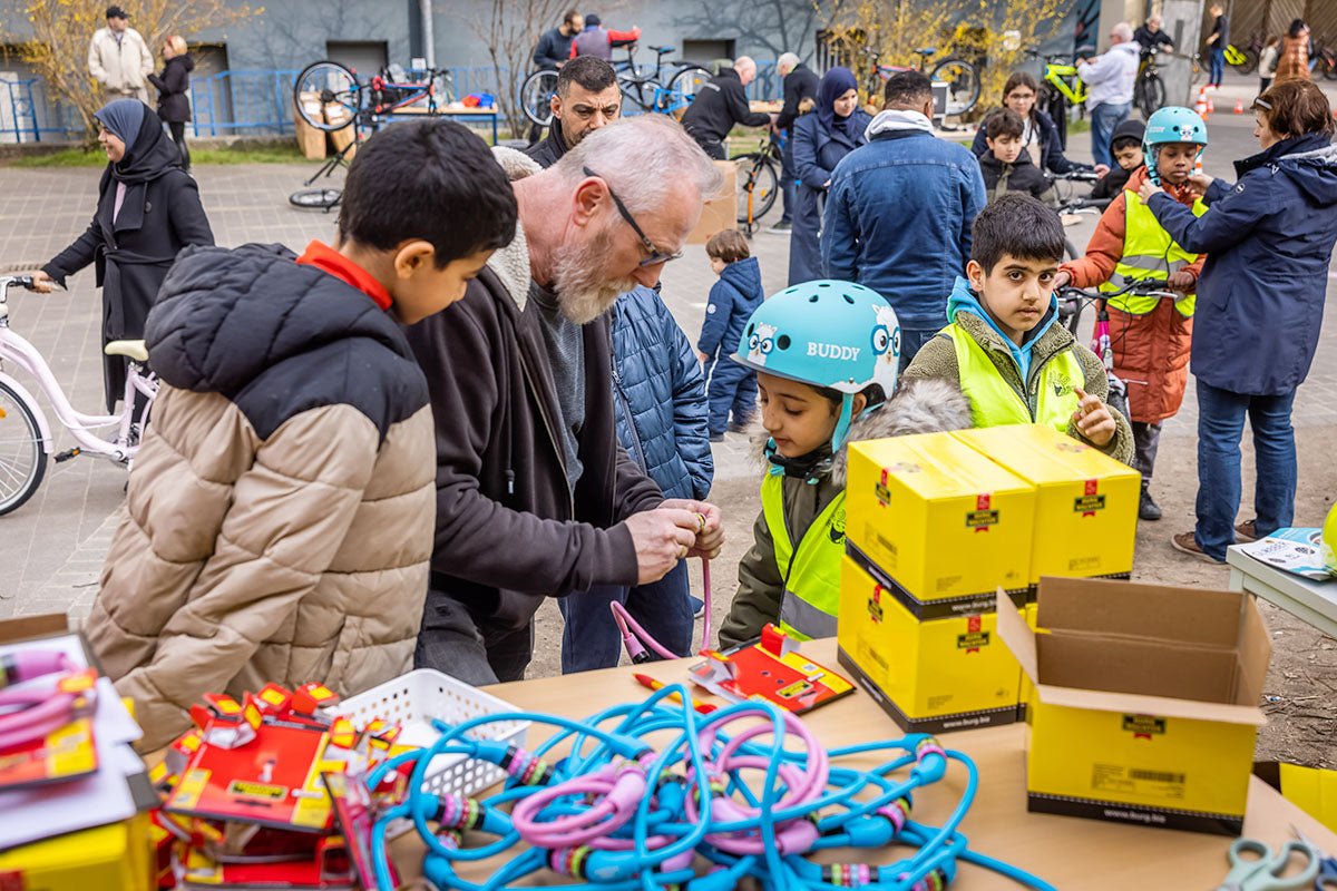 Mit dem Fahrrad in eine bessere Zukunft: BURG-WÄCHTER unterstützt „Stiftung Kinderglück“ - BURG-WÄCHTER | BURG-GUARD