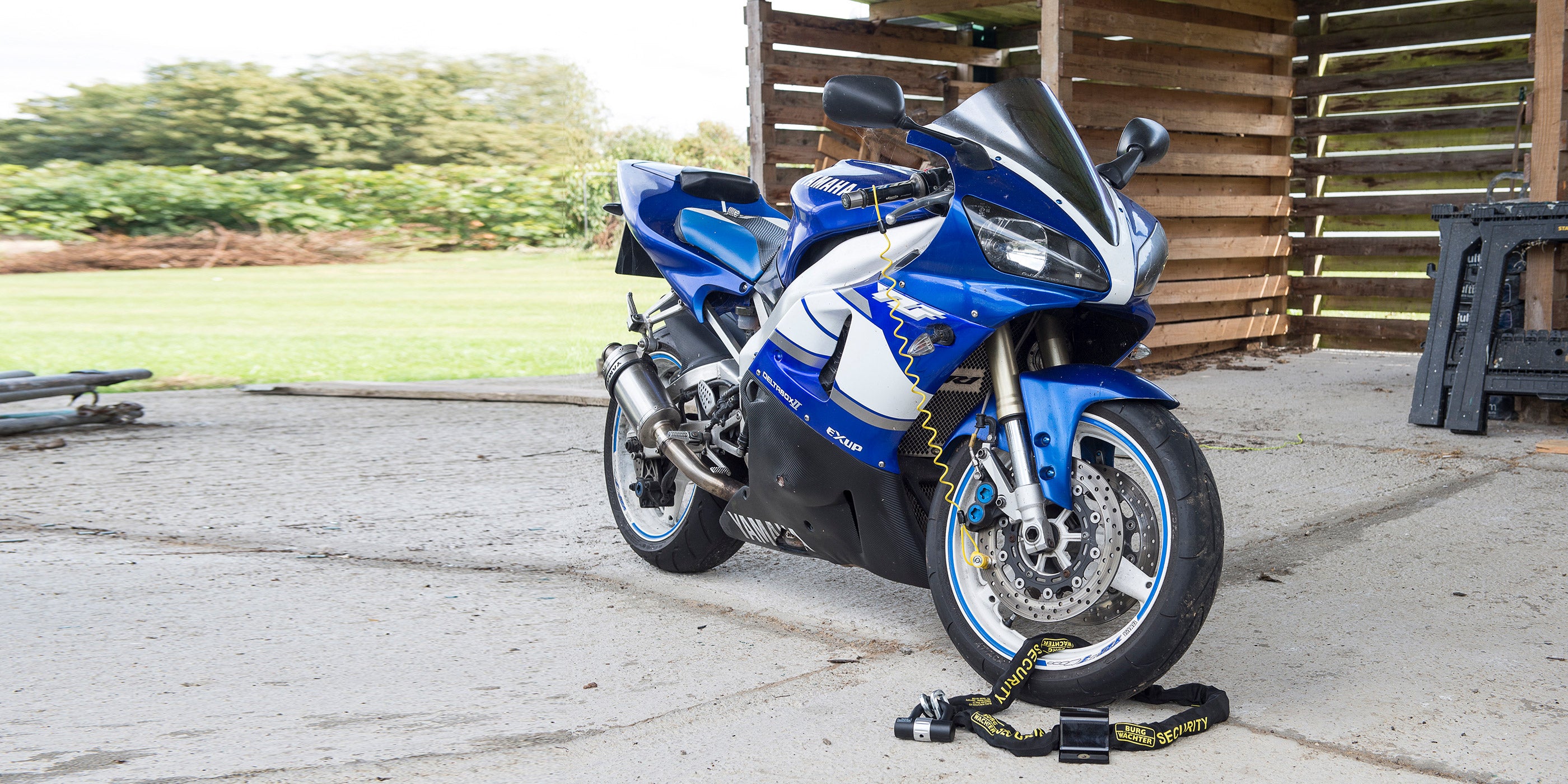 BURG-WÄCHTER Anker, Kette und Bügelschloss schützen Motorrad vor Diebstahl