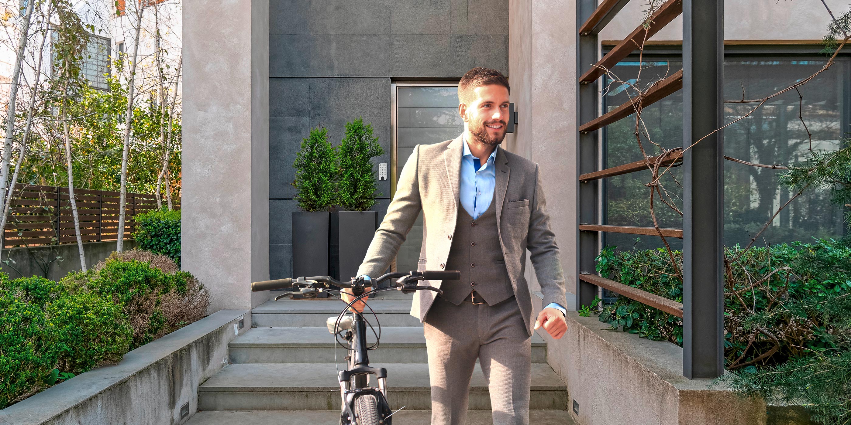 BURG-WÄCHER secuENTRY easy smartes elektronisches Türschloss, Mann verlässt Haus und schiebt Fahrrad