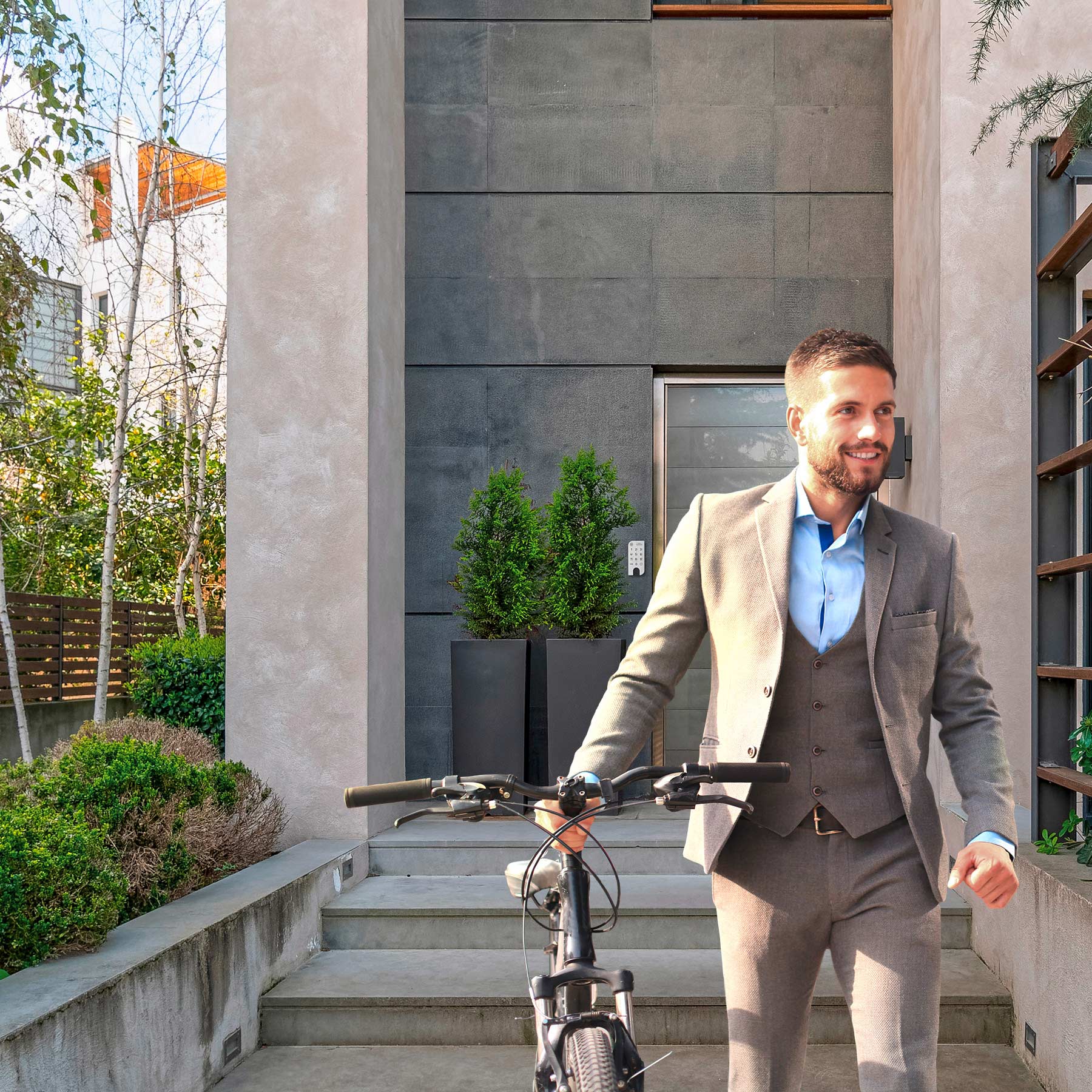 BURG-WÄCHTER smartes elektronisches Türschloss secuENTRY easy - Mann verlässt Haus mit Fahrrad