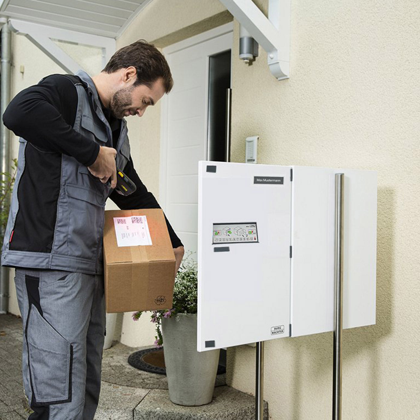 Paketzusteller legt Paket in Paketbox eBoxx EASY+ von BURG-WÄCHTER