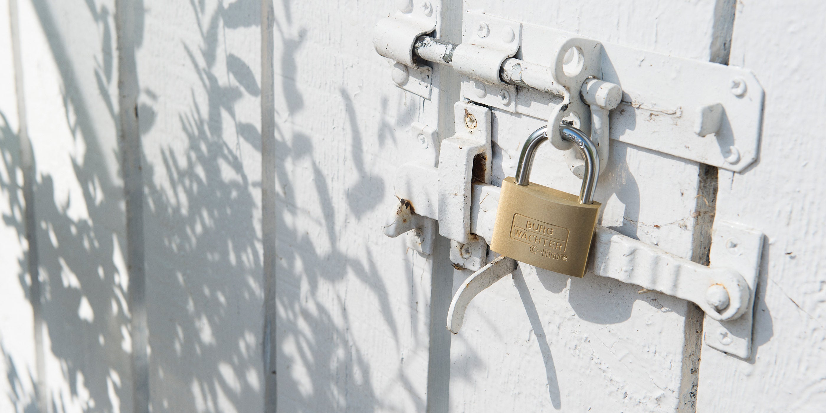 Vorhängschloss von BURG-WÄCHTER an Scheunentor