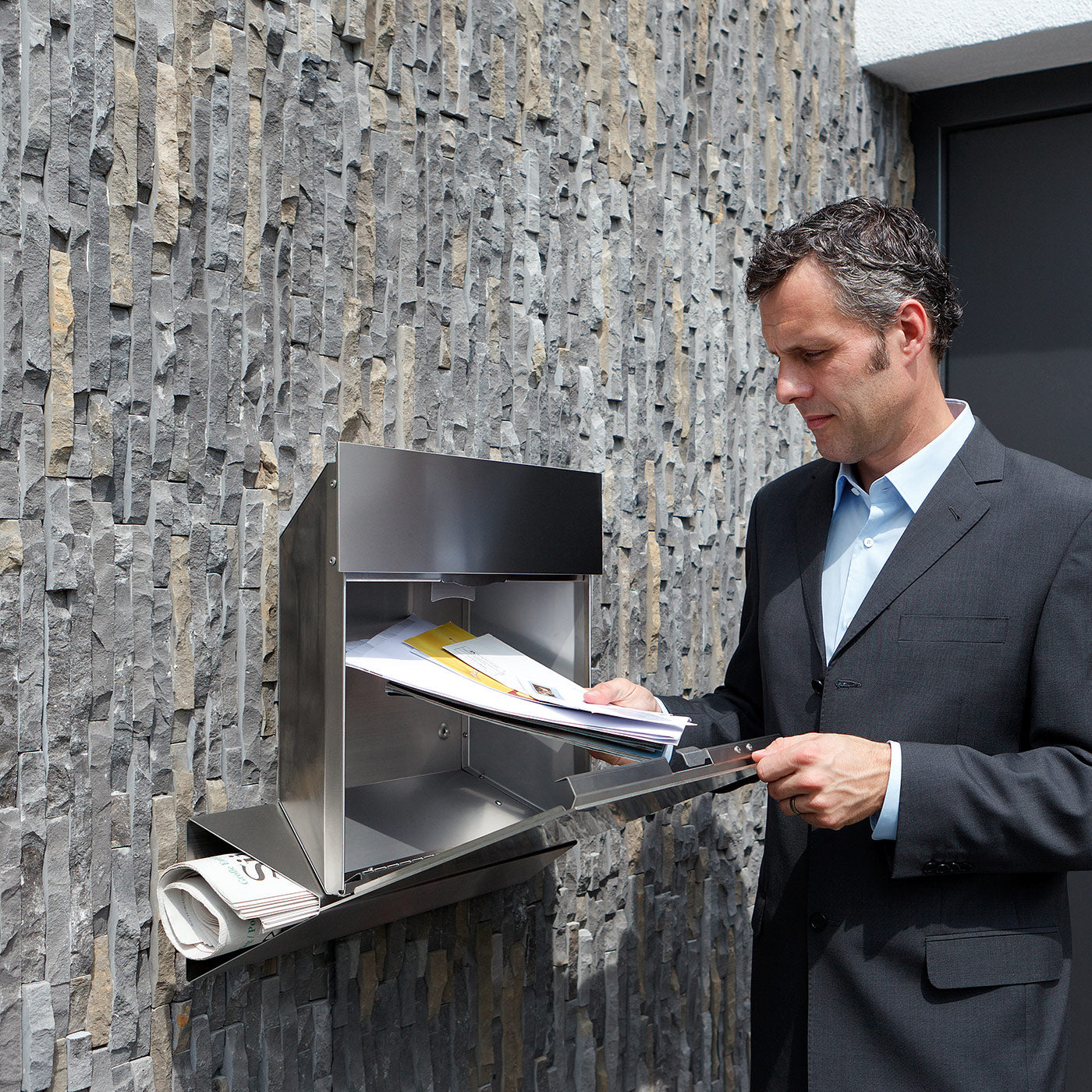 Briefkasten aus Edelstahl von BURG-WÄCHTER mit Zeitungsfach. An der Wand montiert und moden.